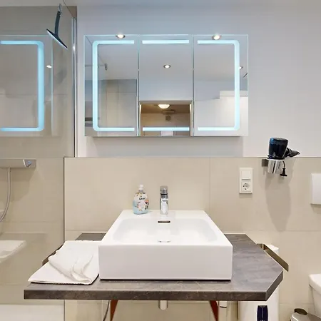 Fewo Direkt Am Strand , Mit Balkon Und Seitlichem Meerblick, Haus Strelasund, Binz *