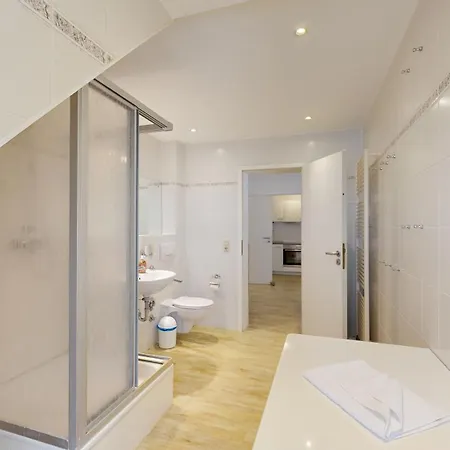 Fewo Direkt Am Strand , Mit Balkon Und Seitlichem Meerblick, Haus Strelasund, Binz 公寓