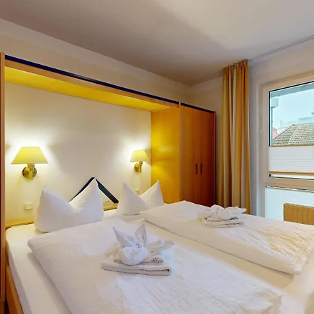 Direkt Am , Mit Balkon Und Seitlichem Meerblick, Haus Strelasund, Apartment Binz