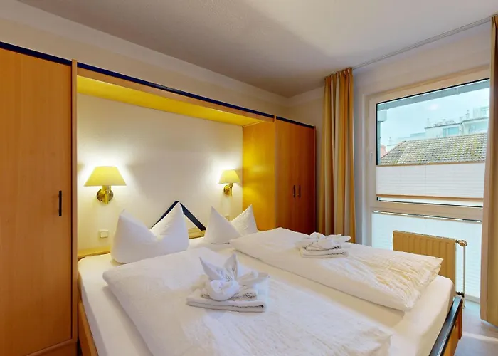 Direkt Am , Mit Balkon Und Seitlichem Meerblick, Haus Strelasund, Apartment Binz