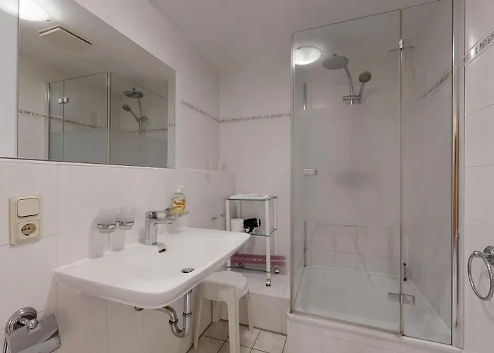 Direkt Am , Mit Balkon Und Seitlichem Meerblick, Haus Strelasund, Apartment Binz